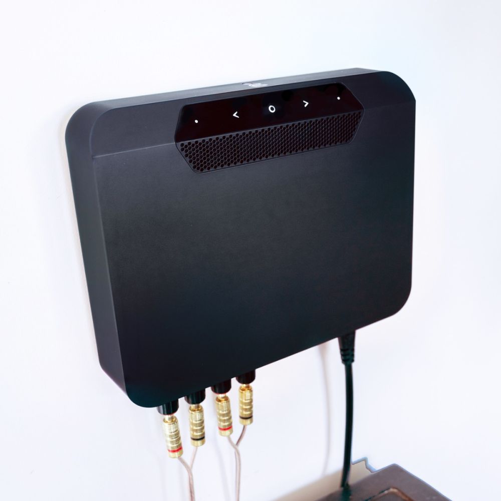 Bluesound Powernode Edge montiert an der Wand mit mitgelieferter Halterung