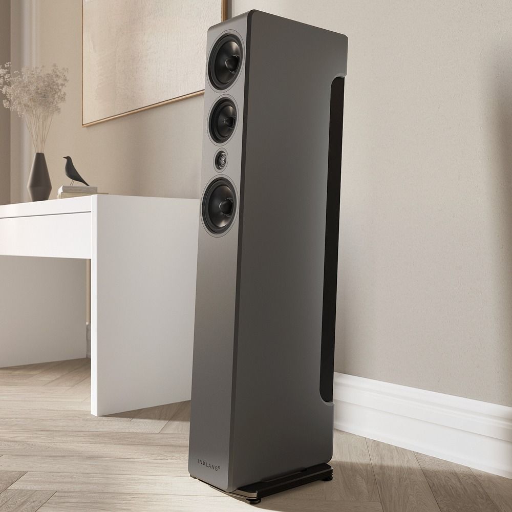 Stereo-Setup mit dem schlanken High-End-Lautsprecher INKLANG Ceterra 50R in stilvoller Wohnumgebung